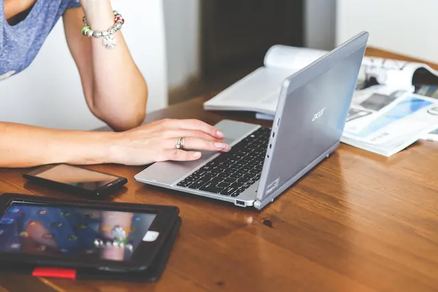 technology, laptop, keyboard, computer, netbook, acer, woman, girl, business, typing, working, workspace, smartphone, cell phone, tablet, devices, hand, gadgets, laptop, laptop, la