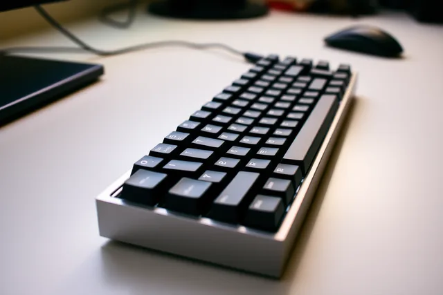 Close-up of a quiet mechanical keyboard with hot-swap switches and metal case. Buying a quiet keyboard in Canada, prices, duties and cross-border shipping