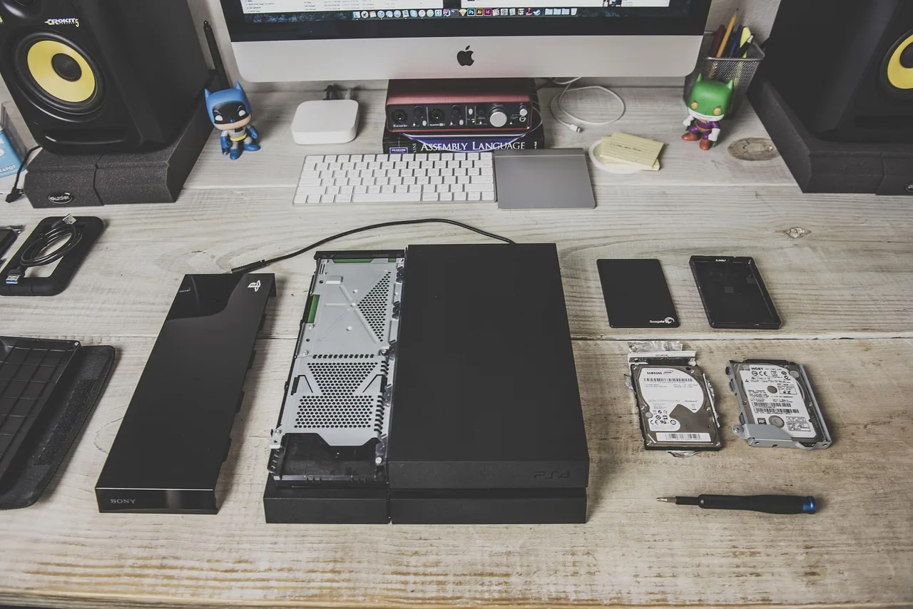 computer, hard drive, parts, desk, office, desktop, keyboard, speakers, technology, gray office, gray desk, gray keyboard, hard drive, hard drive, hard drive, hard drive, hard drive. Reversible ways to make a desk setup in a rented room quieter and more comfortable