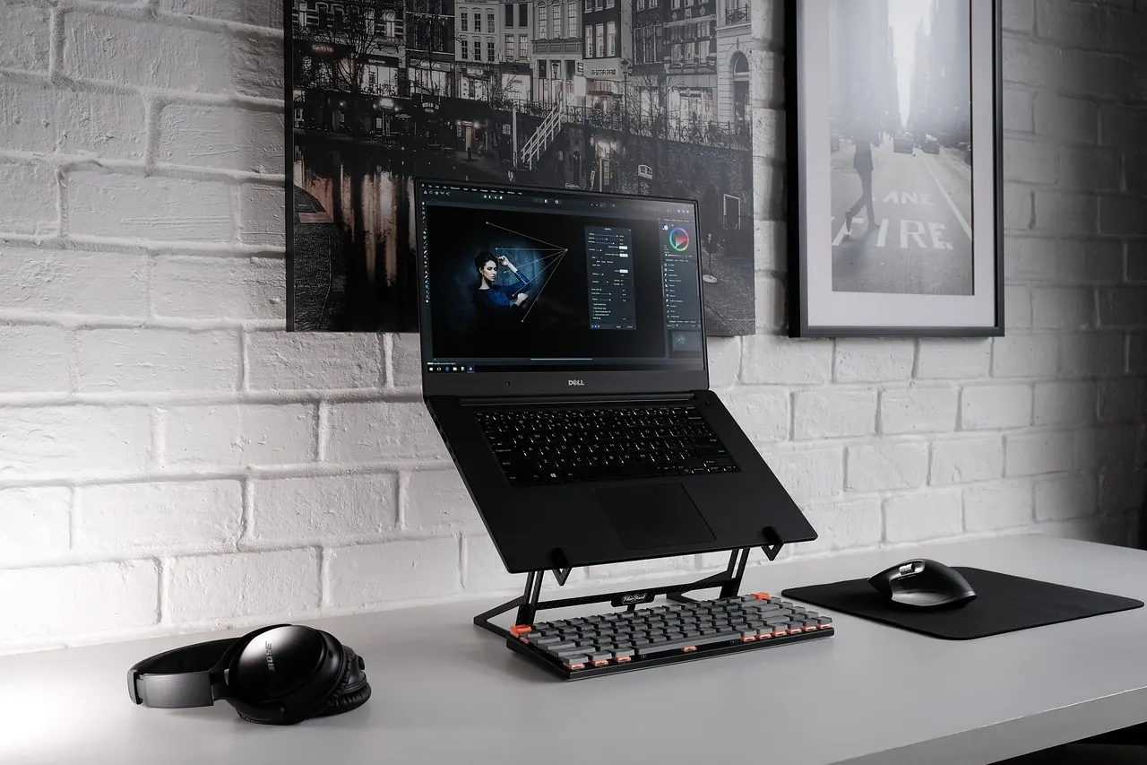 laptop, desk, office, workspace, office space, digital nomad, laptop stand, laptop riser, mechanical keyboard, headphones, computer mouse, mouse pad, work, desk setup, remote work,
